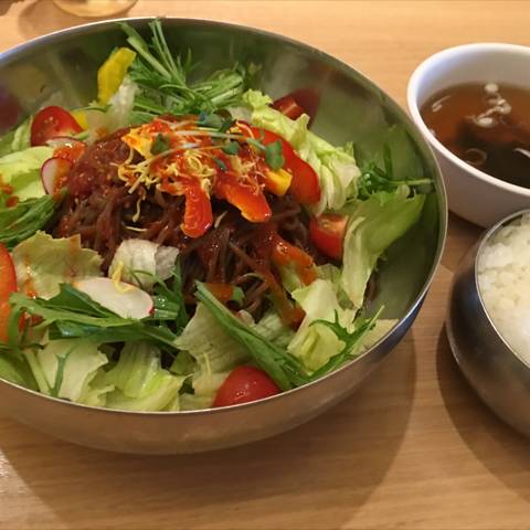 たっぷり野菜のサラダピビン麺