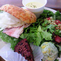 パンチェッタとルッコラのシーザーサラダ