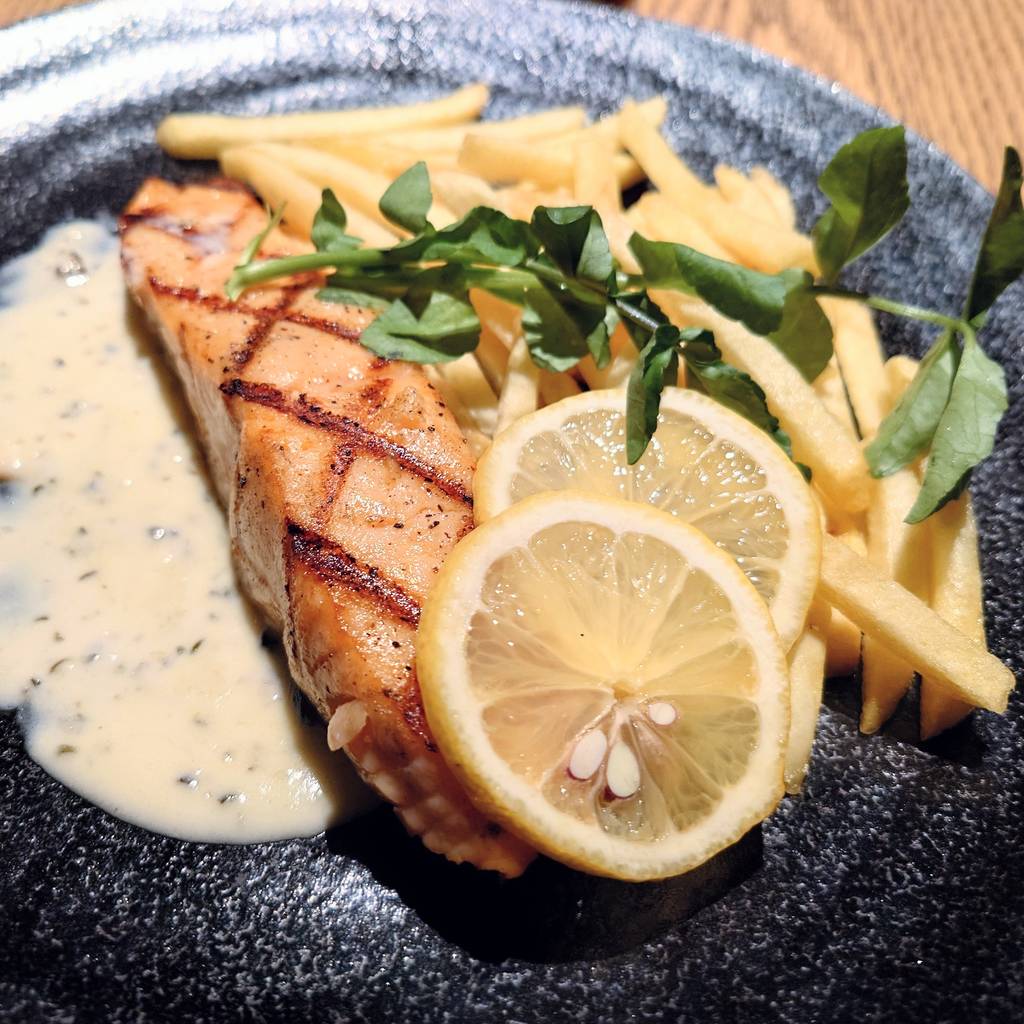 自家製スモークサーモン　レアグリルステーキ