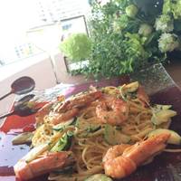 プリプリ海老とズッキーニのクリームパスタ