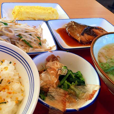 ブリの煮付け、塩だれもやし炒め、甘口卵焼き、ほうれん草おひたし、豚汁、ご飯小盛り