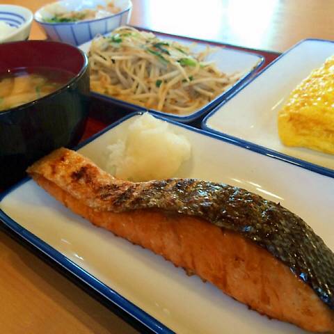 焼き鮭中心に、甘口卵焼き