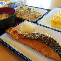 焼き鮭中心に、甘口卵焼き