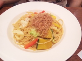 ぷりぷりエビと野菜のパスタ