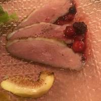 フランス産鴨胸肉のスモーク 木苺と蜂蜜の…