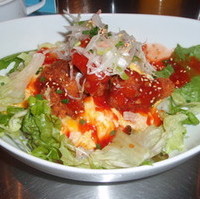 チリソースの鶏唐揚げオムレツどんぶり