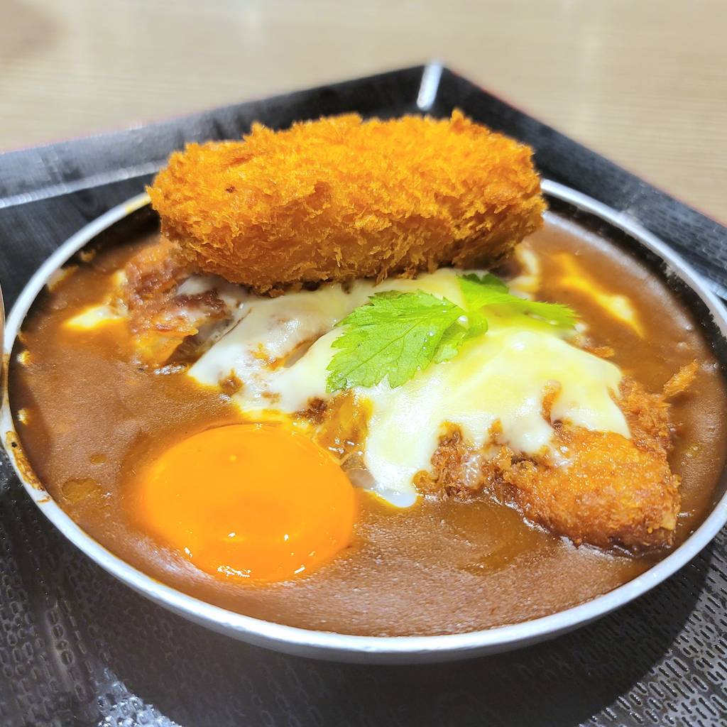 コク黒チーズ月見カレーかつ