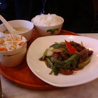 季節の青菜と牛肉のサンバル定食