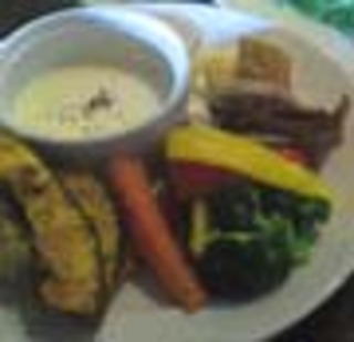 野菜たっぷりあたたかいサラダとハーブフリットチーズディップ