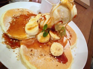 塩キャラメルとナッツのバナナ・パンケーキ