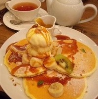 塩キャラメルとナッツのバナナ・パンケーキ