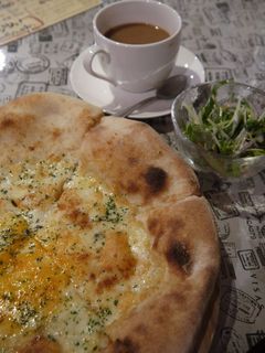 ４種のチーズピザ