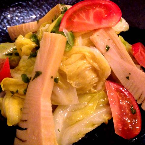 春キャベツと筍のサラダ　フルーツトマトを添えて