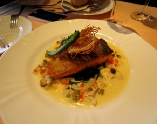 コースのメイン魚料理