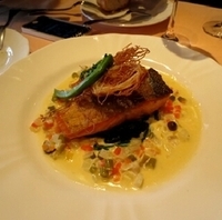 コースのメイン魚料理