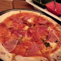 サルシッチャ、生ハムのピザ