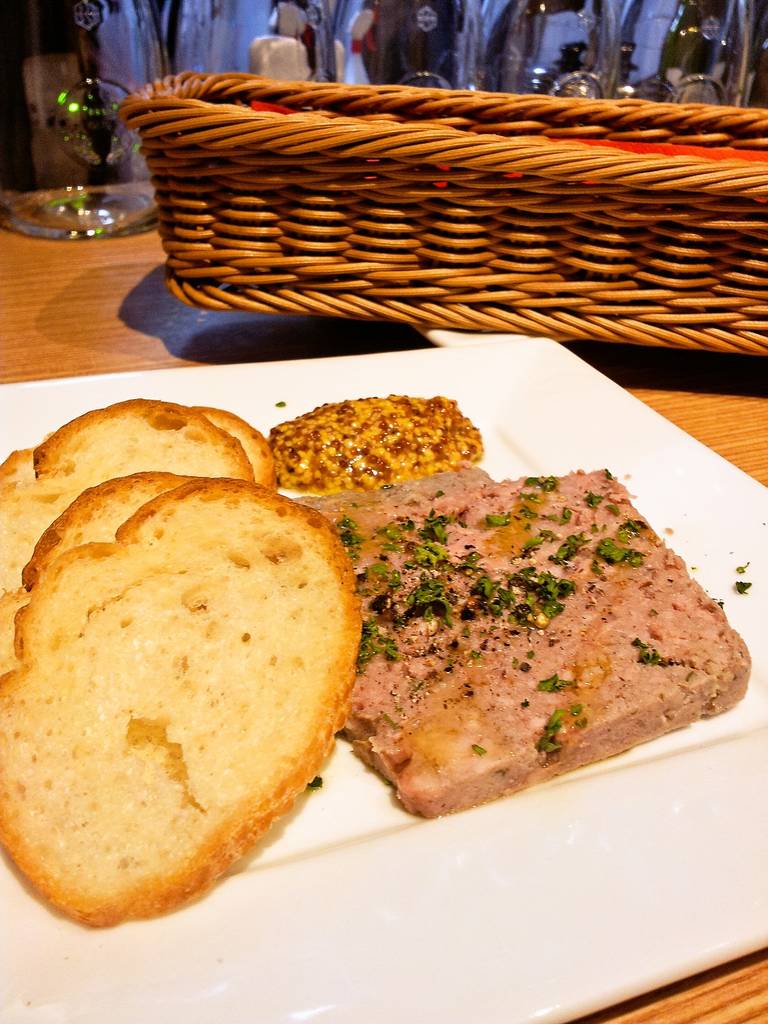 日々美味しさを追求している自家製パテ・ド・カンパーニュ