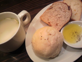 自家製焼きたてパンがつくランチ