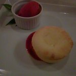 パルメザンチーズとクリームチーズのフォンダン 赤いフルーツのソルべ