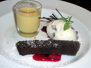 マンゴプリン、ガトーショコラ、レーズンジェラートのドルチェ