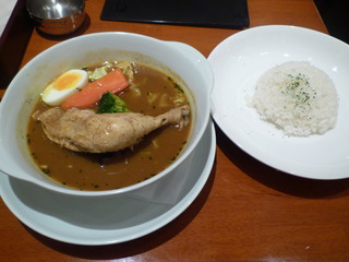 やわらかいチキンと季節野菜のスープカリー