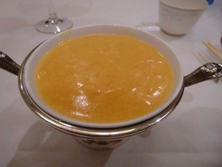 フカヒレ入りオマールエビのスープ