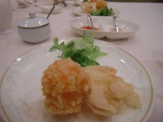 エビ団子と白マイタケの揚げ物