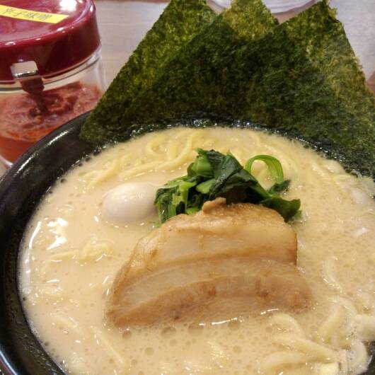 横浜家系ラーメン。濃厚で麺が太くて多め。お肉がとろけるほど柔らかい。