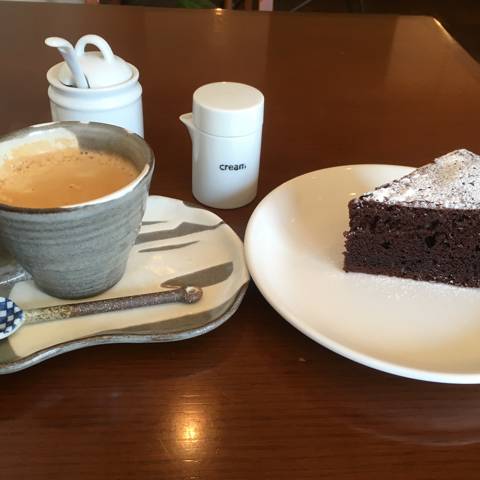 有機栽培の珈琲とこの日のチョコレートケーキ