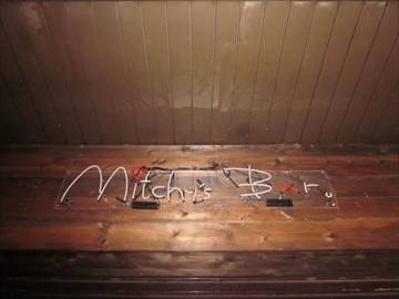 Mitchy’s Bar。