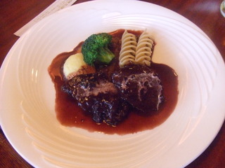 牛ほほ肉のやわらか赤ワイン煮