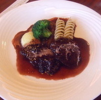 牛ほほ肉のやわらか赤ワイン煮