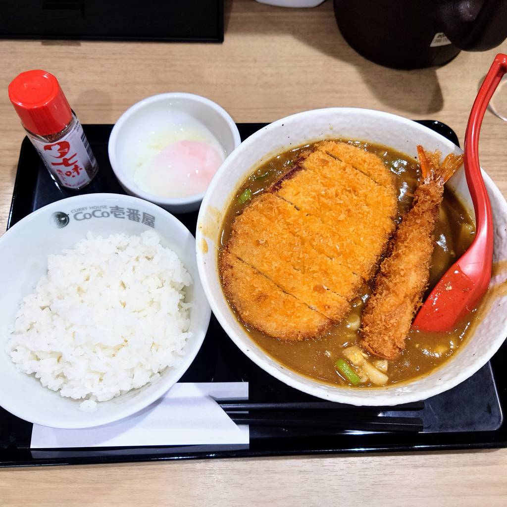 ロースカツカレーうどんプラスライスプラス半熟タマゴ