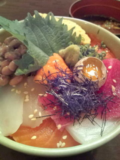 納豆と鮪とイカ（他）の丼