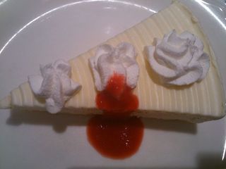 生チーズケーキ　ラズベリーソース