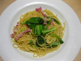 ベーコンと新鮮青菜のペペロンチーノ