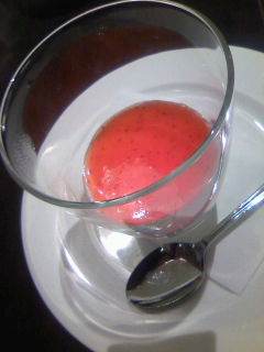 くずし苺ソースのパンナコッタ