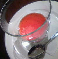 くずし苺ソースのパンナコッタ