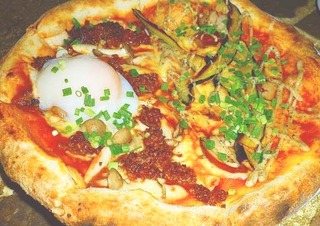 テリヤキチキンのペッパーマヨ＆キノコと甘辛牛そぼろと温泉卵のピッツア