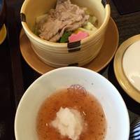 豚肉の蒸し物・桜風味タレ
