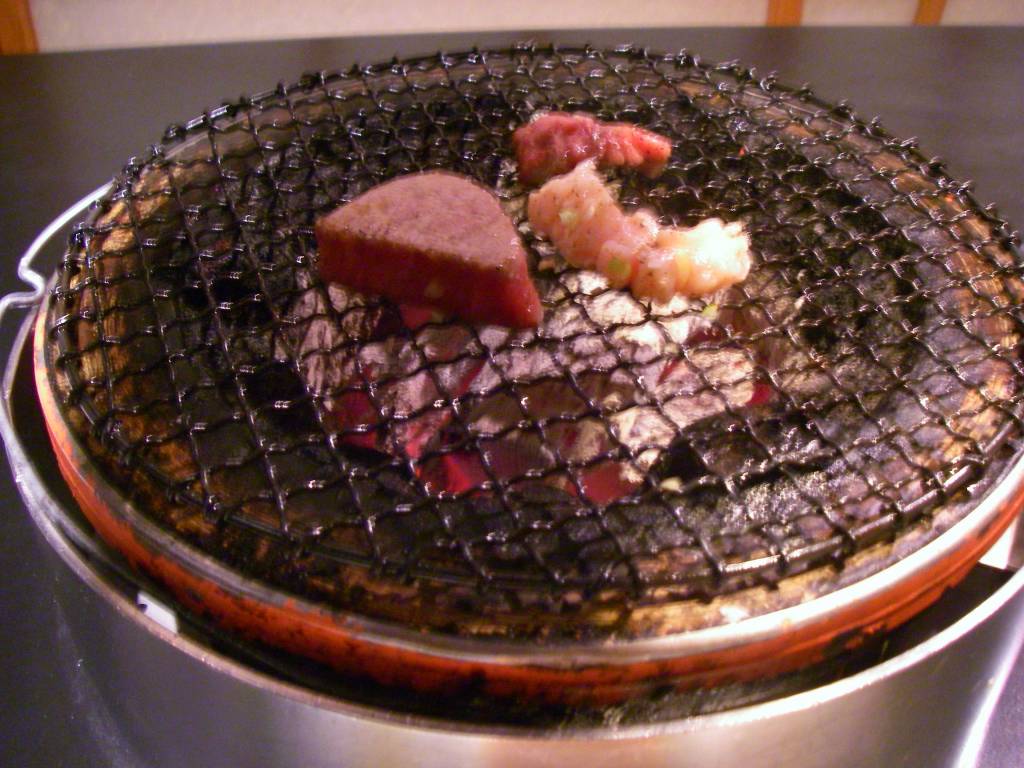 七輪上の焼き肉風景