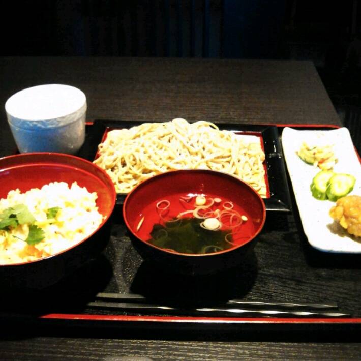 そば屋が本気で考えた丼とこだわりの蕎麦のセット
