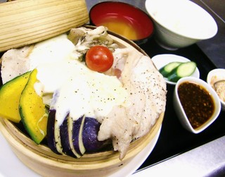 豚ロースと季節野菜の和風チーズせいろ蒸し膳　特製和風ソース