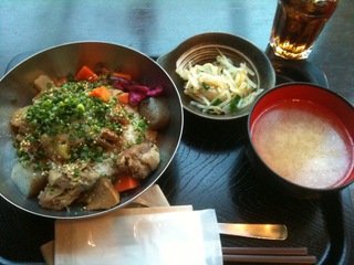 牛すじ煮込み丼