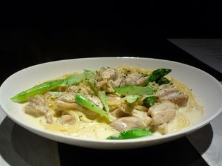 季節の野菜とチキンのクリームパスタ