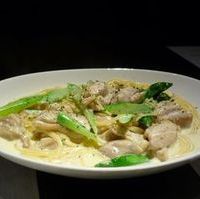 季節の野菜とチキンのクリームパスタ