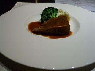 牛タンステーキの特製デミグラスソース煮込み