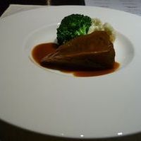 牛タンステーキの特製デミグラスソース煮込み