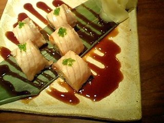 炙りサーモンとアボカドのロール寿司