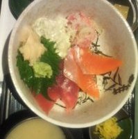 まぐろとサーモンのアボカド丼